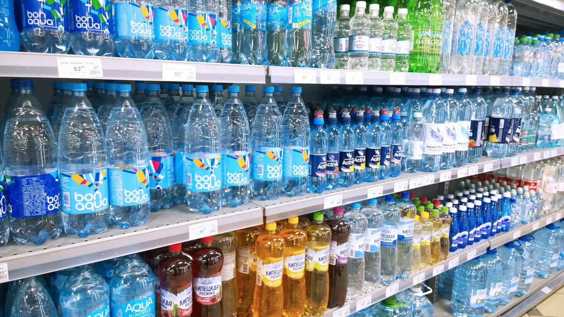 Apa îmbuteliată, sub lupa ANPC. Nereguli grave la sute de comercianți, amendate cu aproape două milioane de lei
