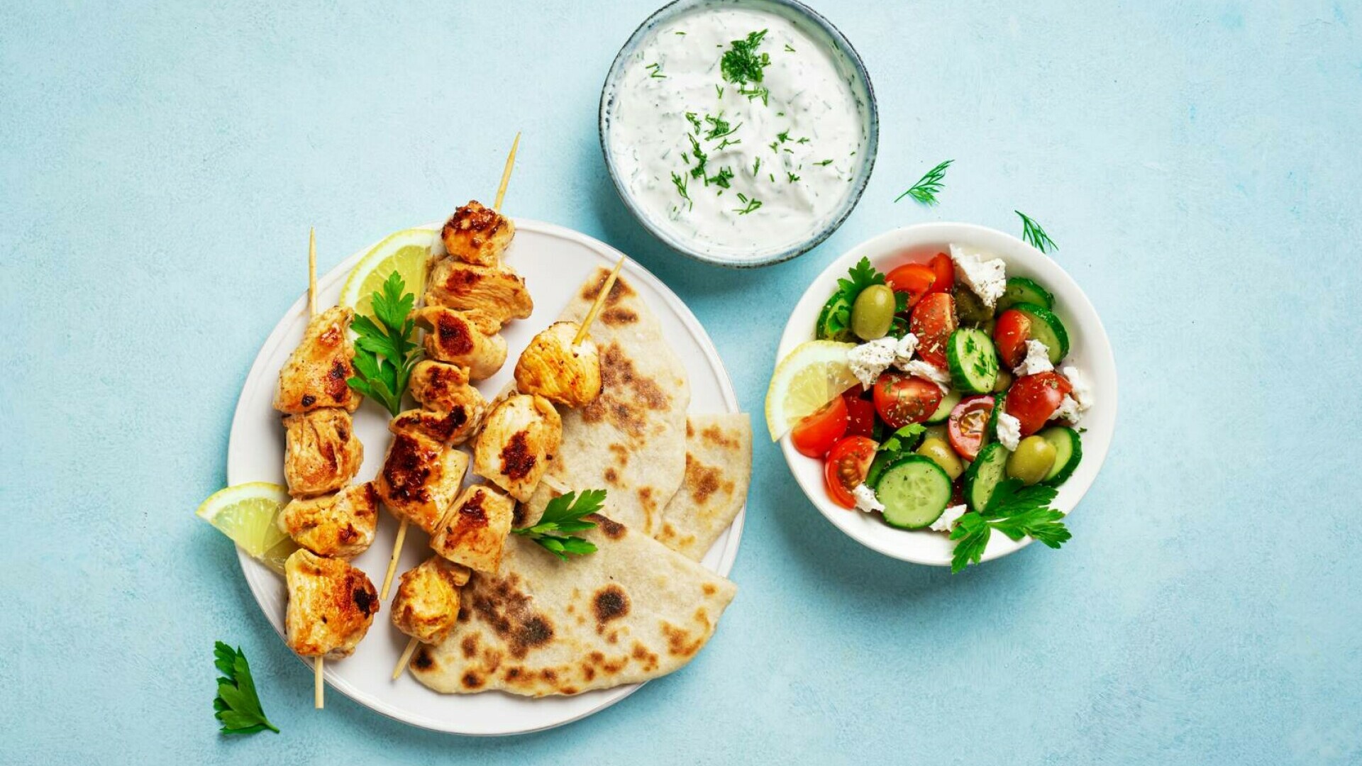 Souvlaki - rețeta clasică grecească. Ce este, cum se face și de ce e cel mai iubit preparat grecesc