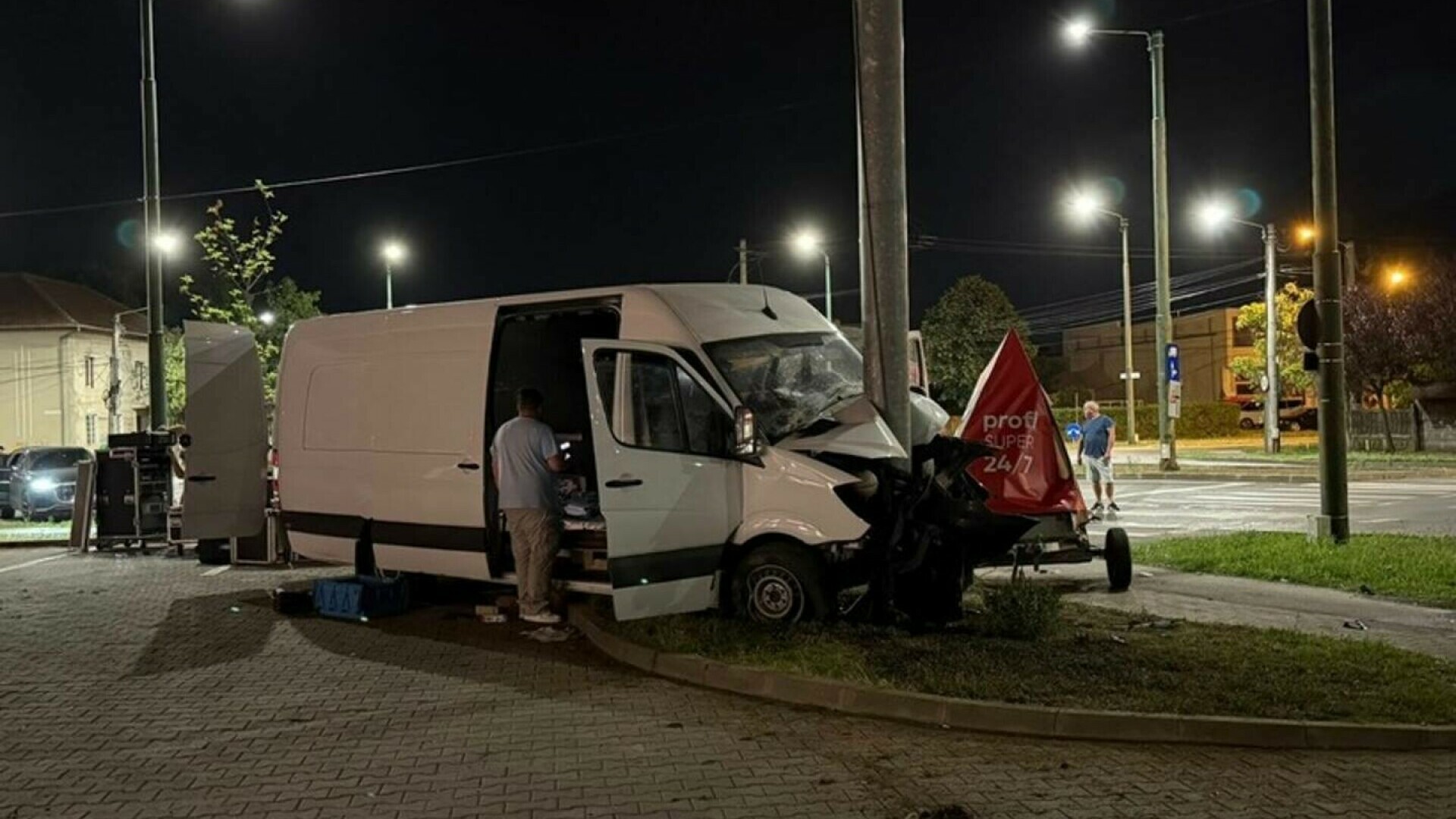 Un minor a furat un microbuz pregătit pentru Ziua Timișoarei. Băiatul consumase alcool și a intrat cu mașina într-un stâlp