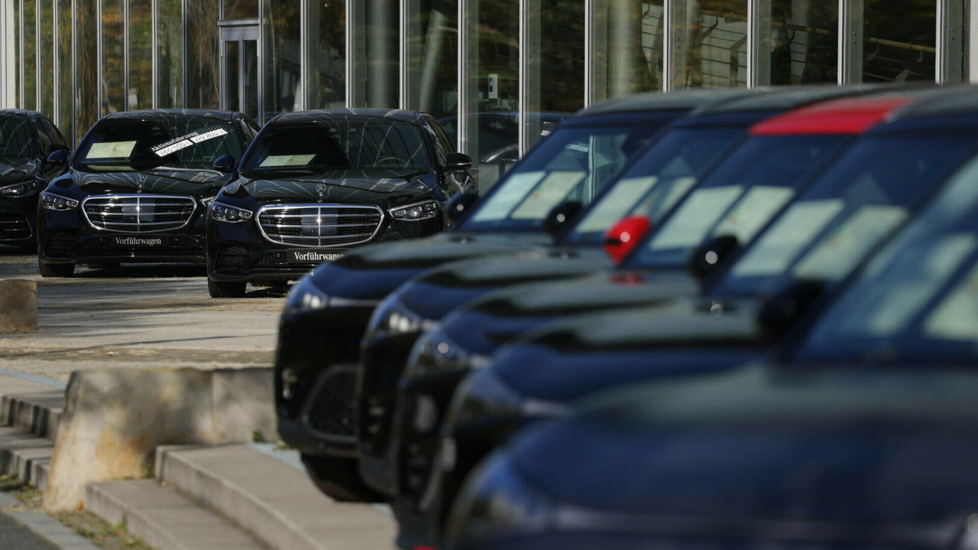 Mașini de lux de aproape 50 de milioane de euro, cumpărate pe firmă. Proprietarii au dedus apoi ilegal TVA
