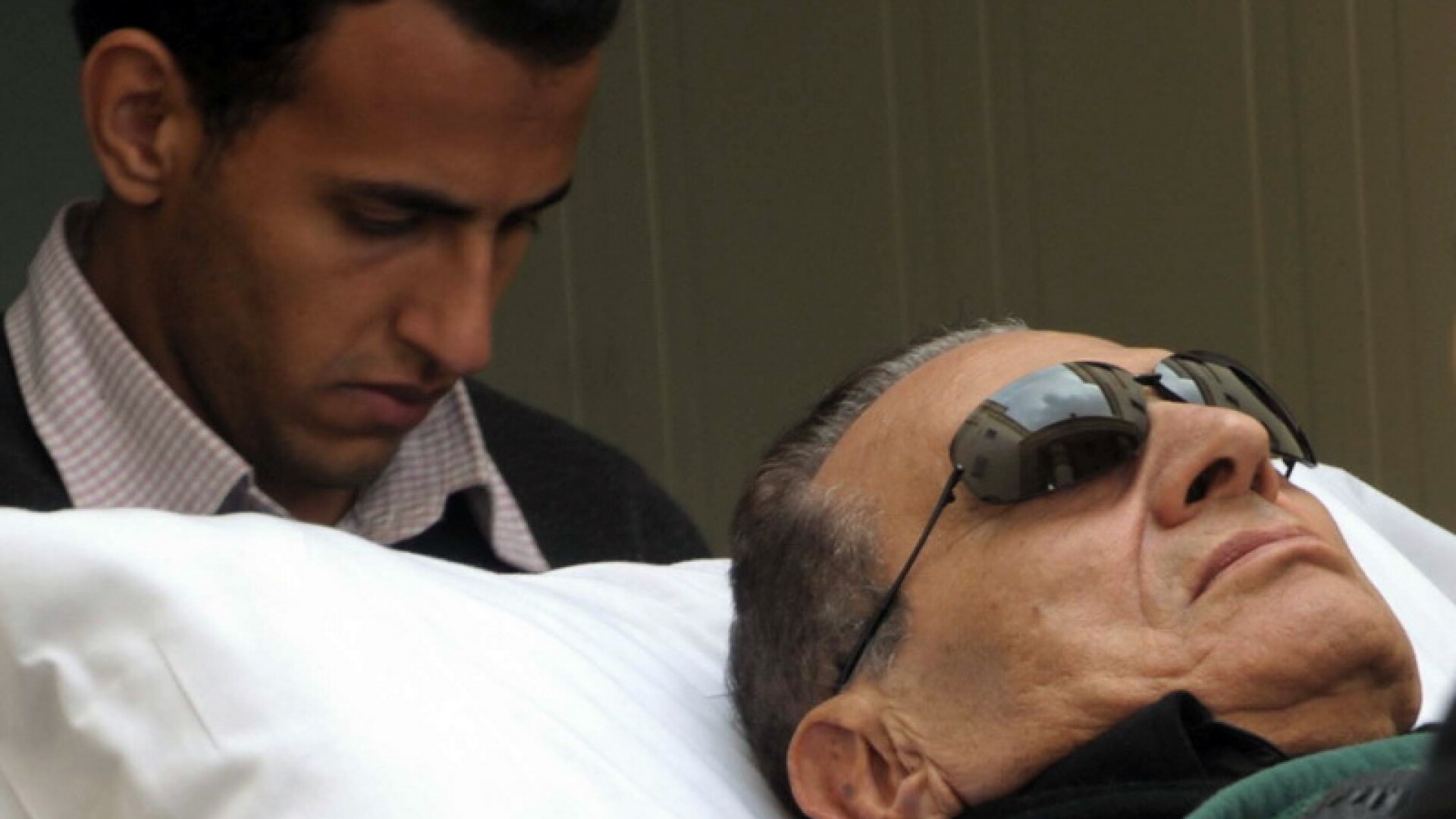 Hosni Mubarak pe targa, la proces