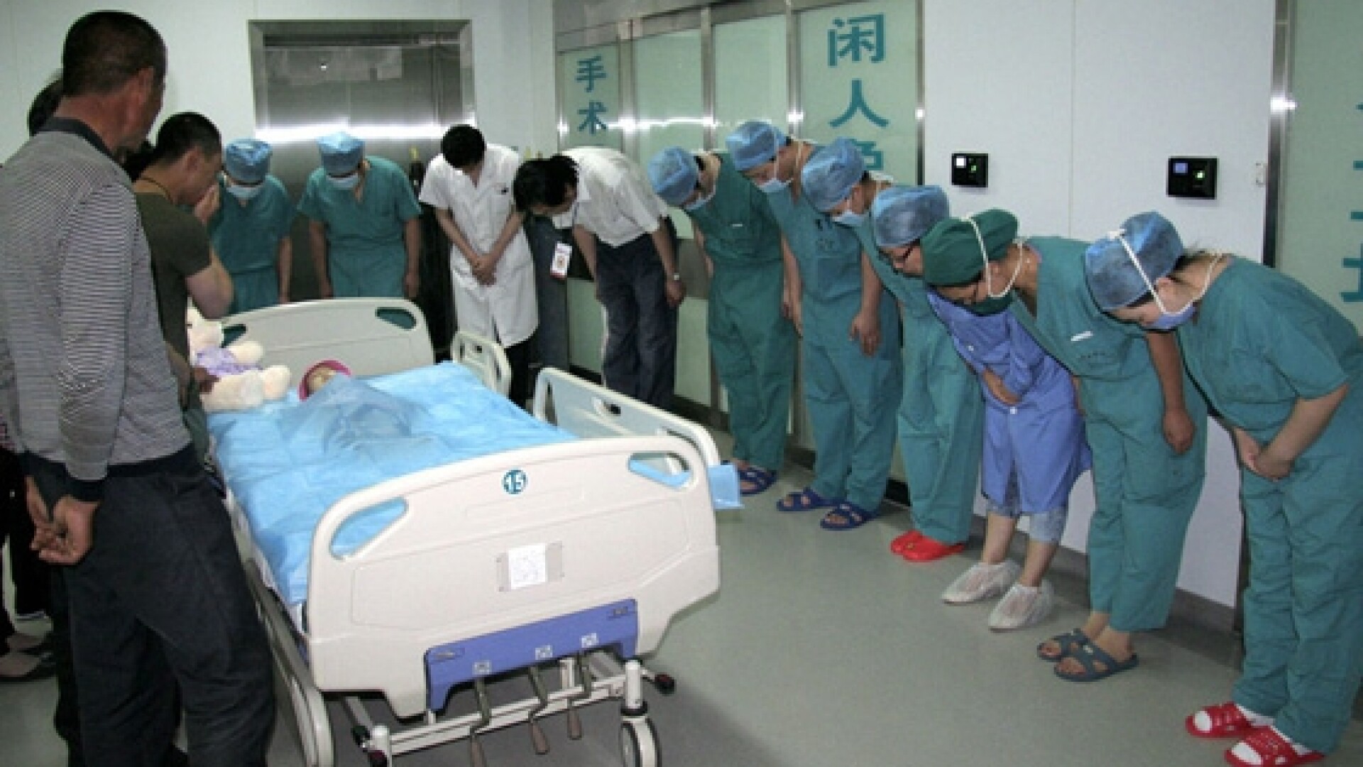 medici se inclina langa patutul unui copil, Cina