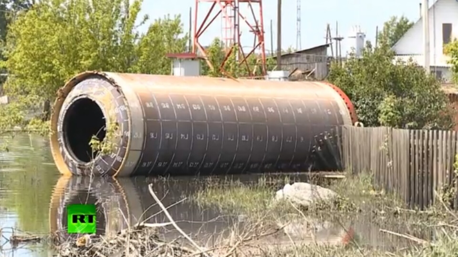 Un misterios tub de metal a fost adus de ape intr-un sat din Rusia. VIDEO