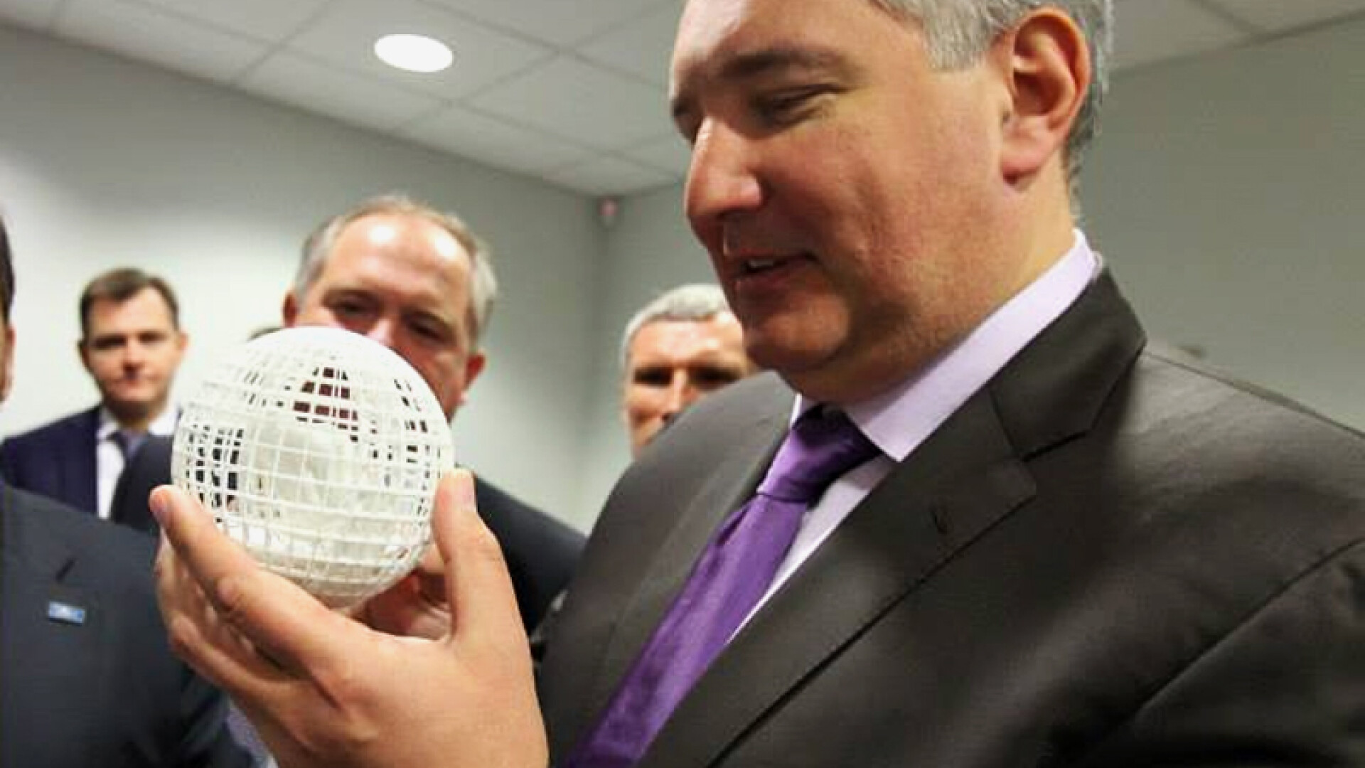 Dimitri Rogozin cu un glob in mana
