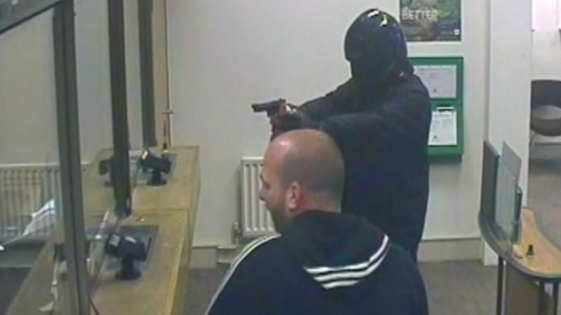 Jaf armat de tot rasul la o banca din Londra. Atacatorul a fost fugarit de angajatul care spala geamuri