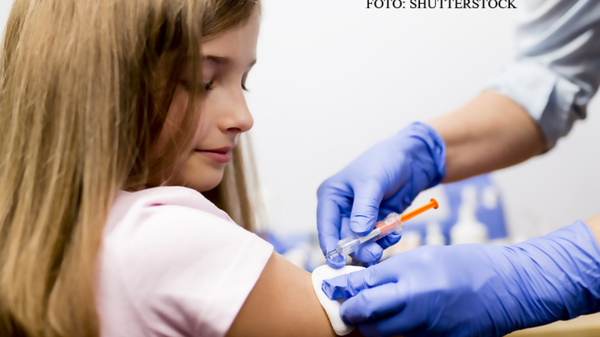medic vaccineaza un copil in mana FOTO SHUTTERSTOCK