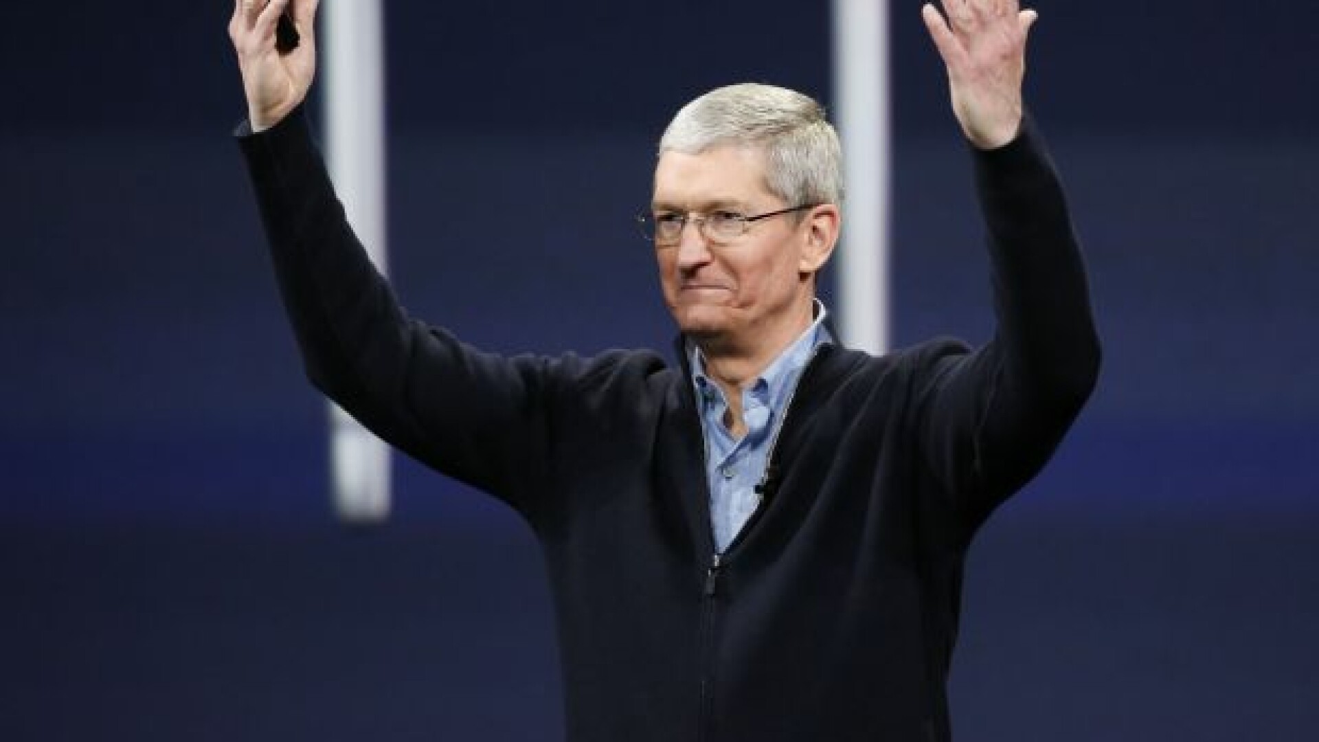 Tim Cook ataca Facebook si Google