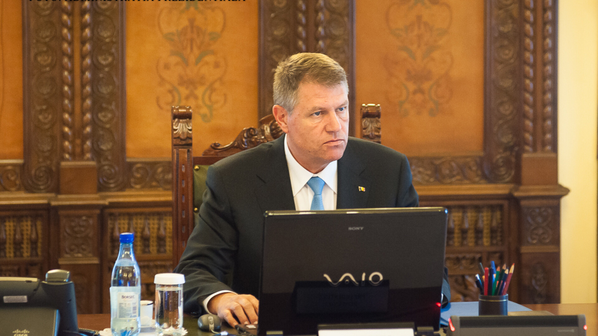 Klaus Iohannis la laptop