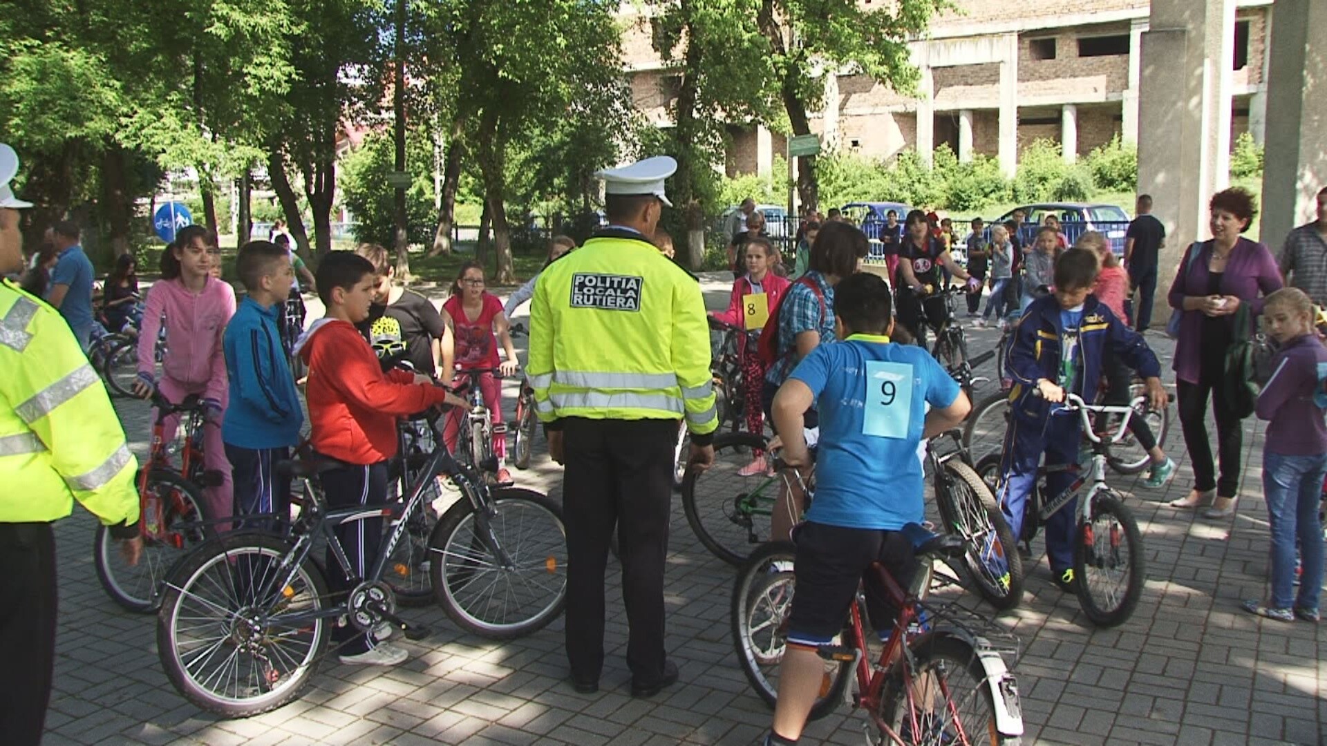 Concurs de biciclete in parcul Tineretului din Turda. Elevii au fost premiati de politistii locali