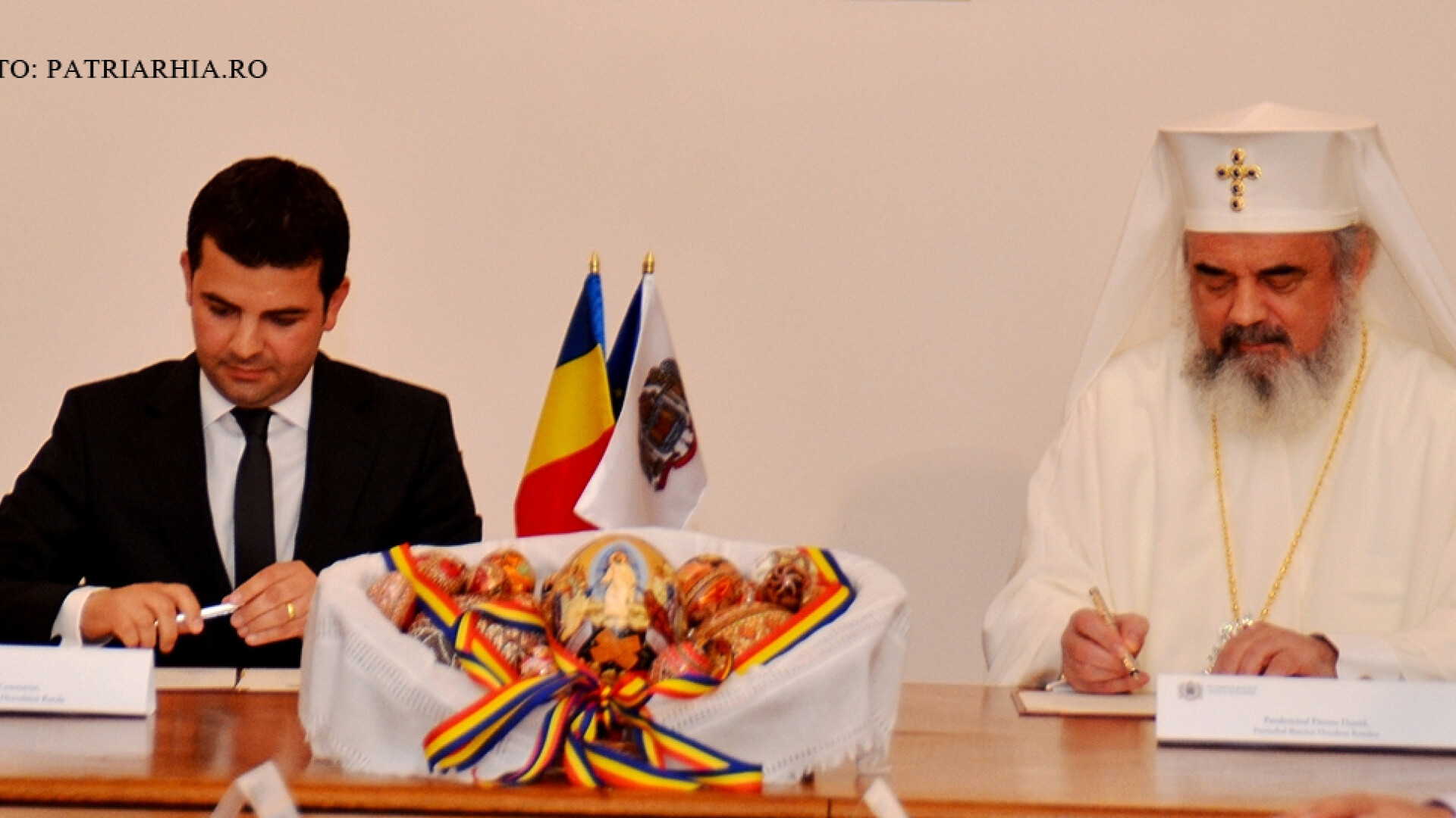 ministrul Daniel COnstantin si Patriarhul Daniel semneaza un protocol de colaborare
