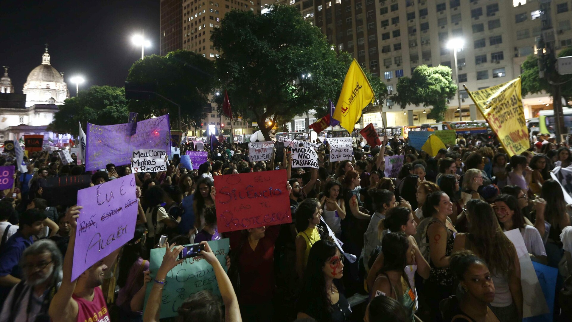 5000 de femei au protestat pe strazile din Rio de Janeiro, in Brazilia, impotriva abuzurilor sexuale