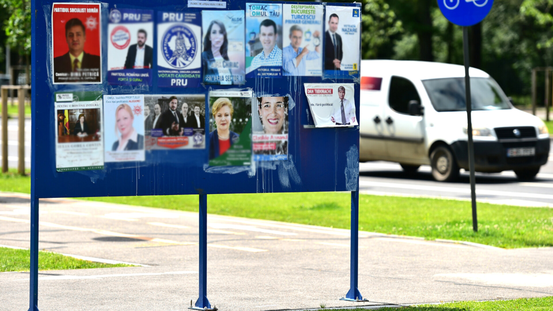Campanie electorala pentru alegerile alegerile locale din 5 iunie - panou si afise electorale