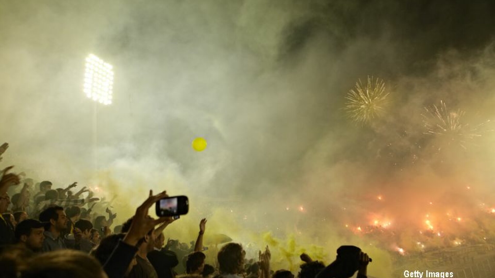 suporteri pe un stadion de fotbal