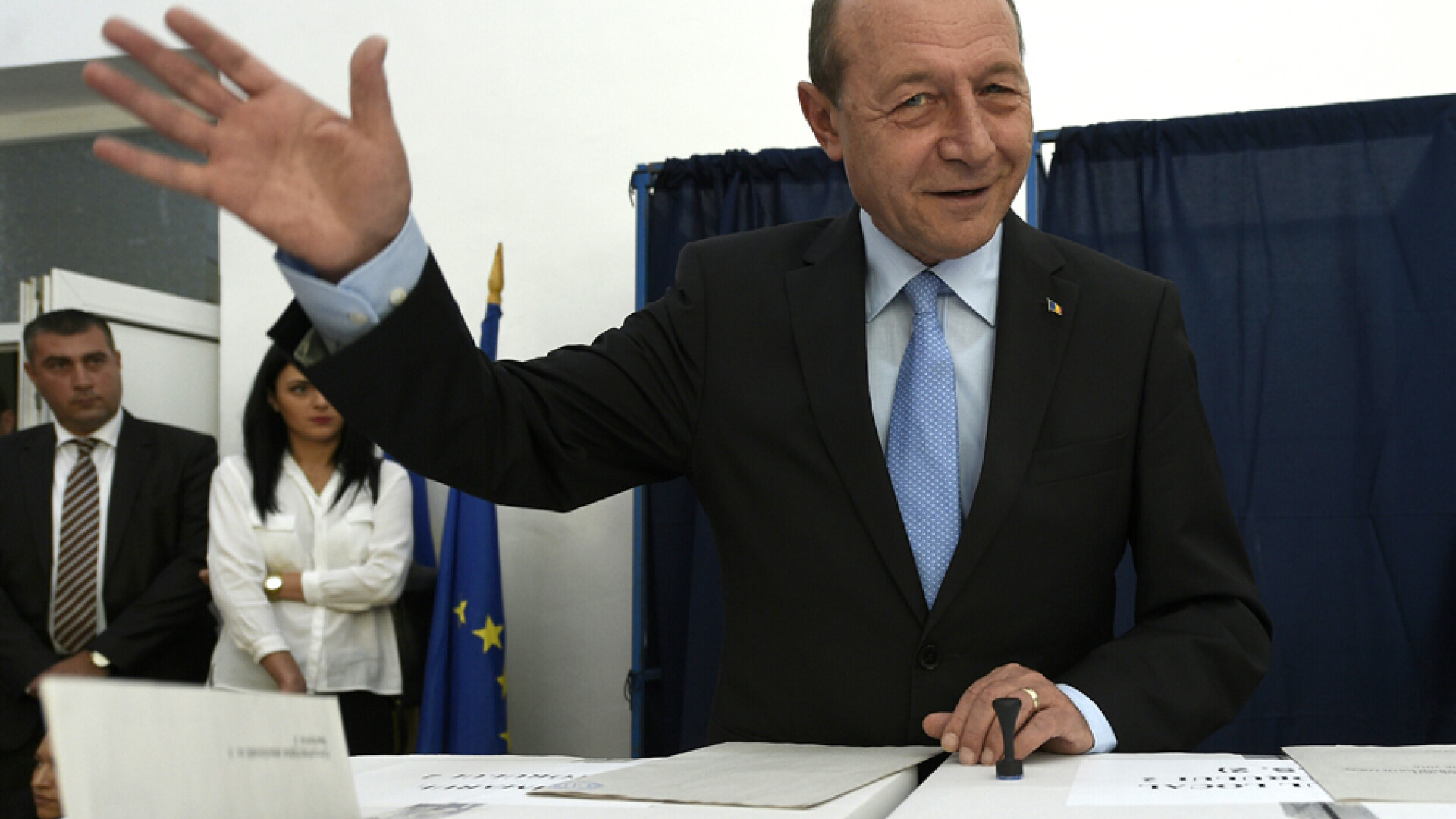 Traian Basescu, presedintele PMP, voteaza la o sectie din incinta Colegiului Economic A.D. Xenopol, in cadrul alegerilor locale 2016