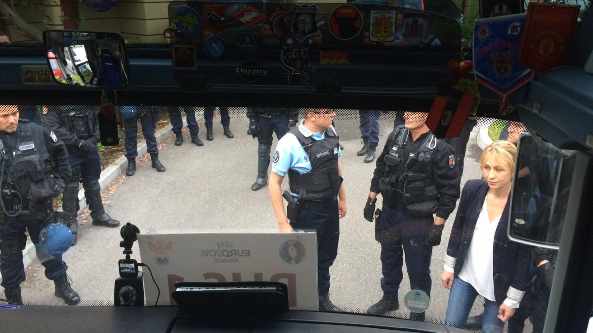 autocar al suporterilor rusi oprit de politia franceza din lille