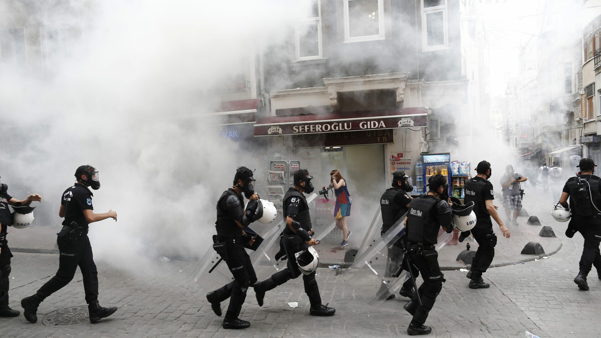 Violente la Marsul Diversitatii din Istanbul, dupa ce politia a folosit gaze lacrimogene asupra multimii