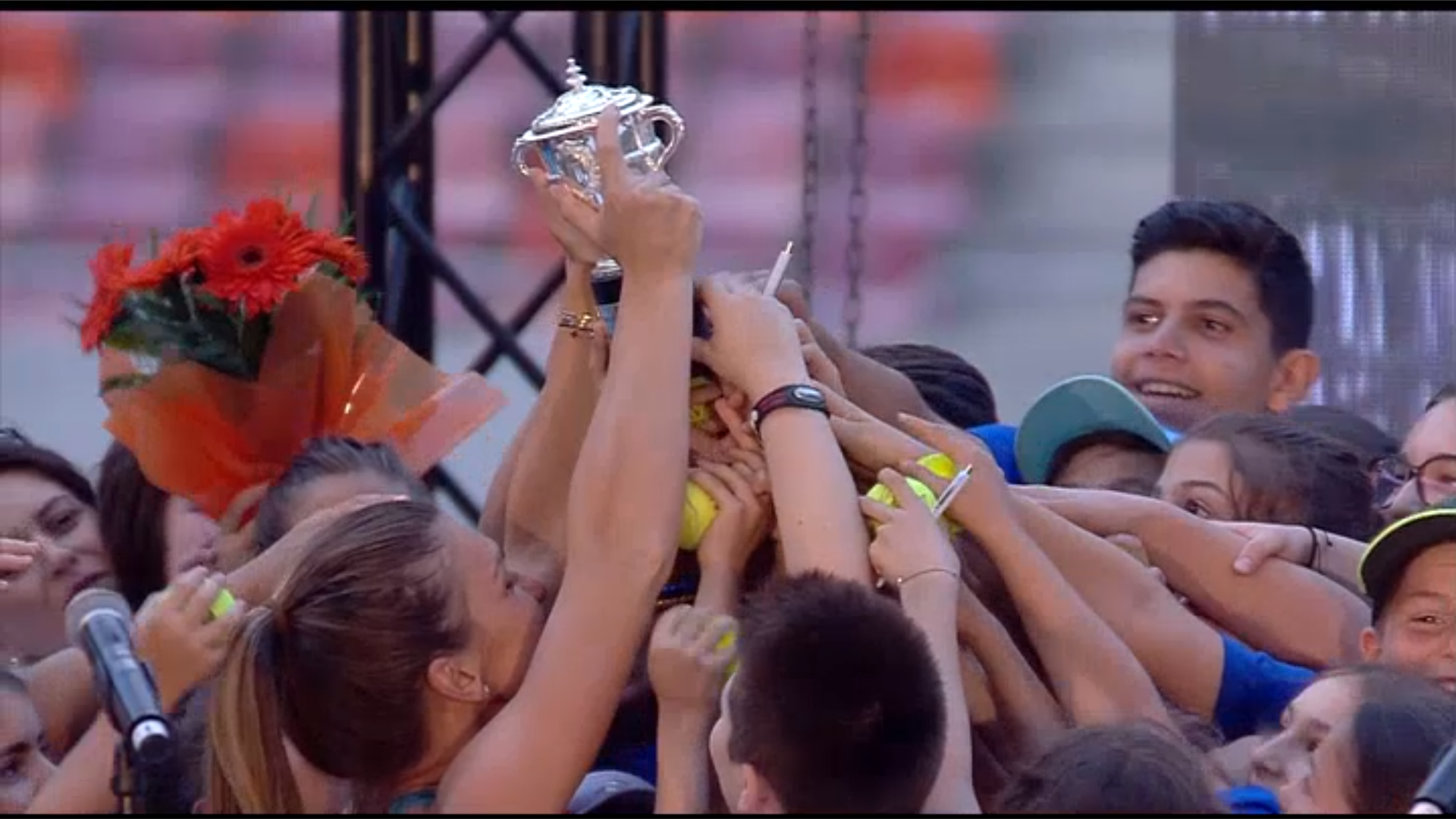 Simona Halep si trofeul de la Roland Garros