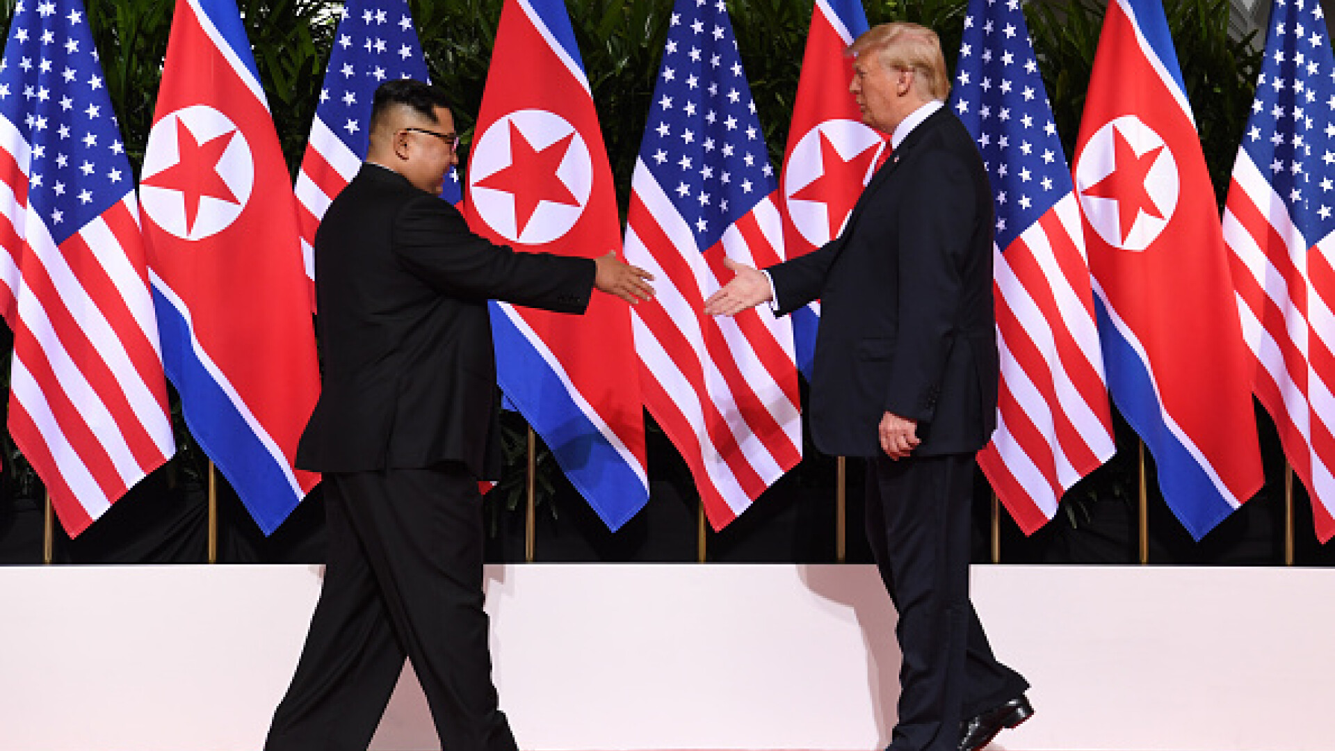Donald Trump și Kim Jong-un și-au dat mâna pentru prima dată