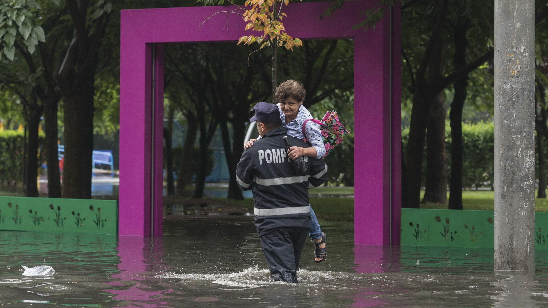 Mai multe străzi din Capitală au fost inundate, după o ploaie torențială
