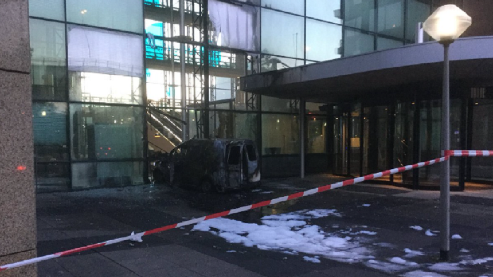 Un camion a intrat în fațada sediului conducerii unui ziar din Amsterdam și a luat foc