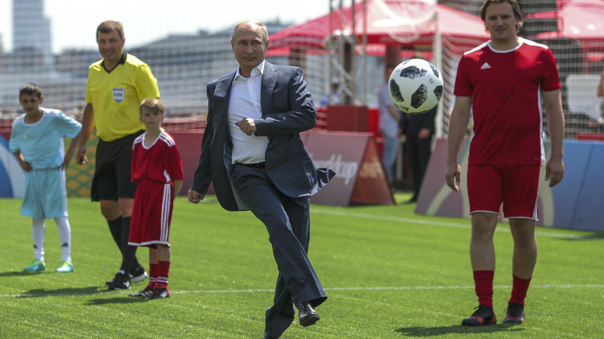 Vladimir Putin a dat lovitura de start la un meci de juniori