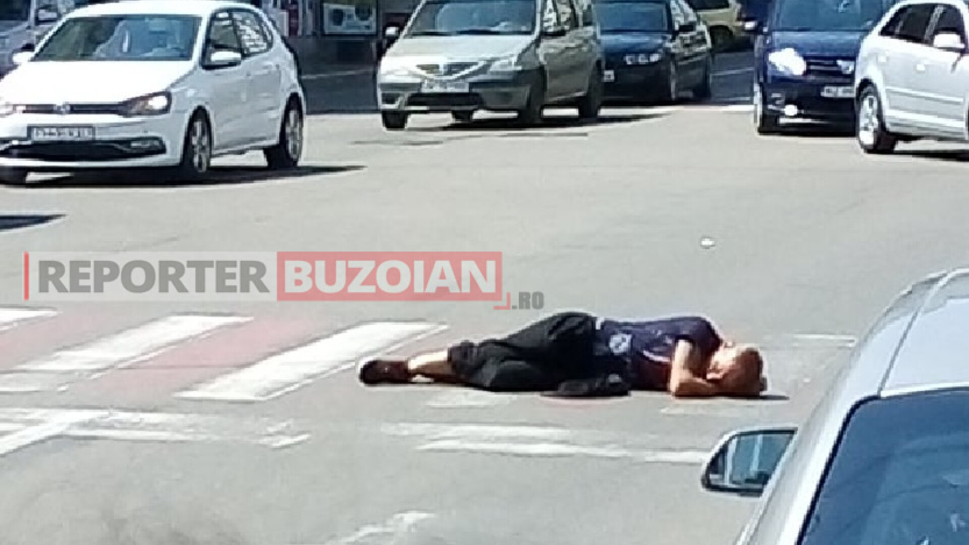 Un bărbat din Buzău a adormit, în plină zi, pe trecerea de pietoni