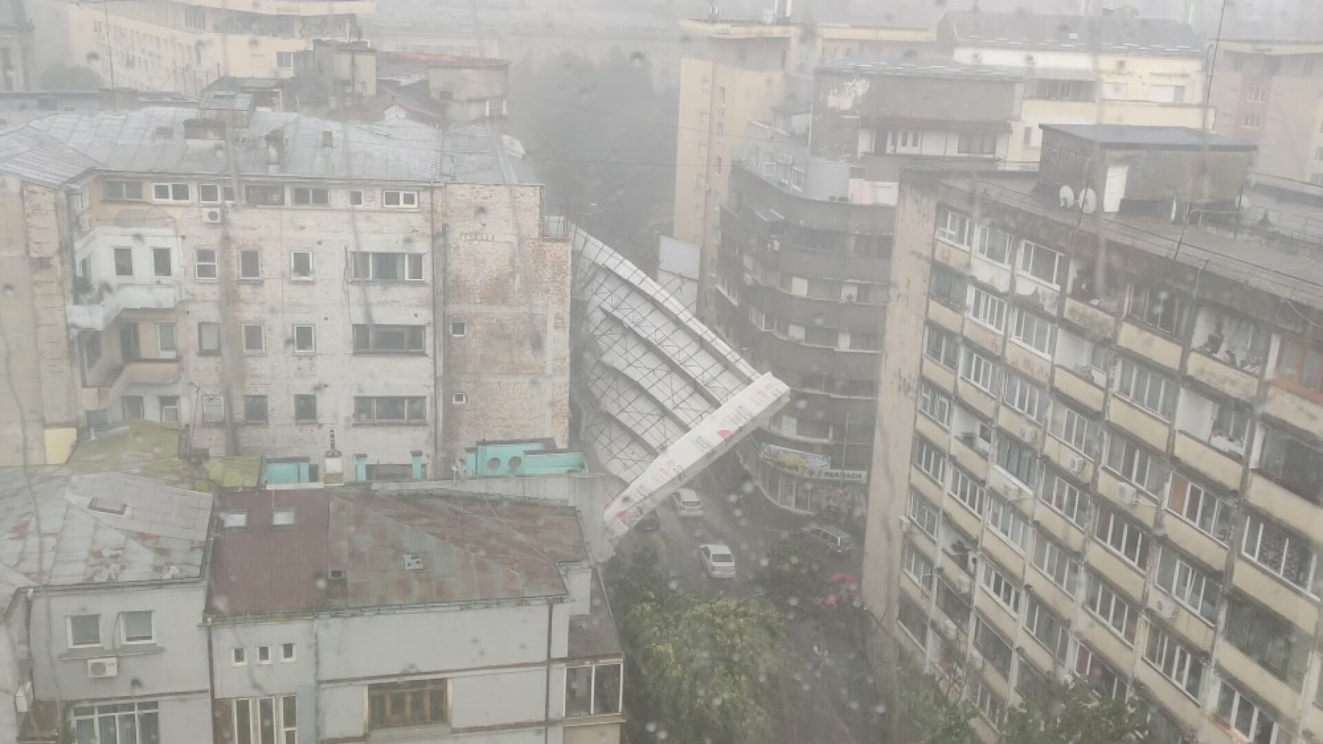 O schelă uriașă s-a prăbușit de pe fațada unei clădiri din Capitală