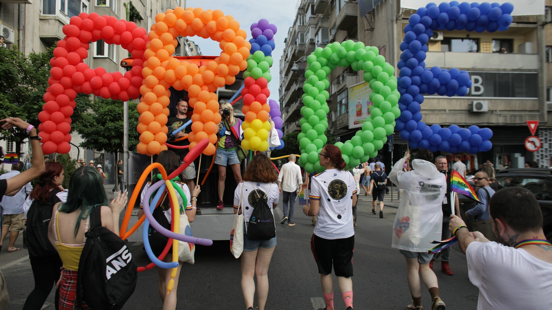 Mii de persoane au participat la marșul Bucharest Pride pe Calea Victoriei