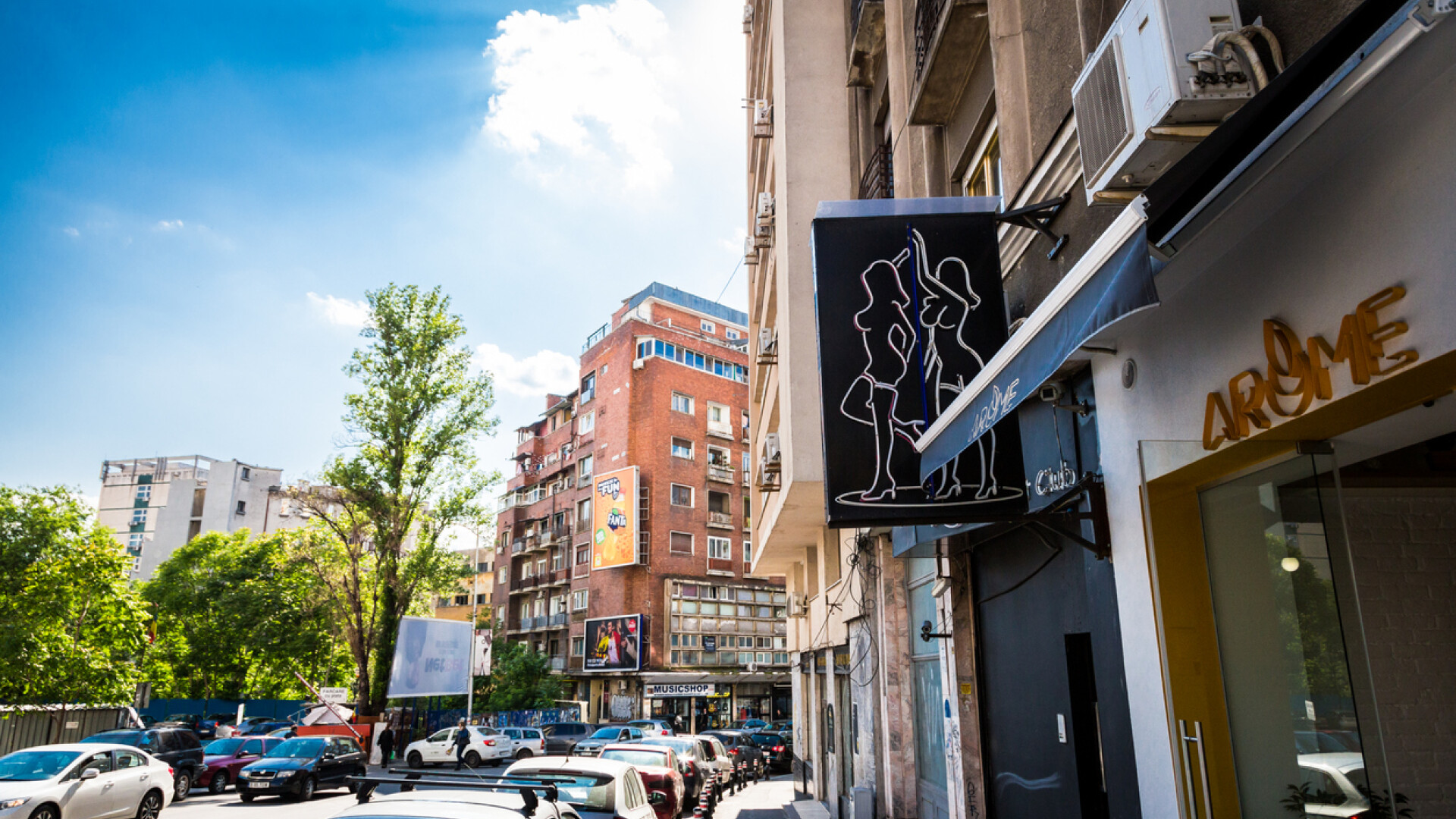 Masini parcate pe strada