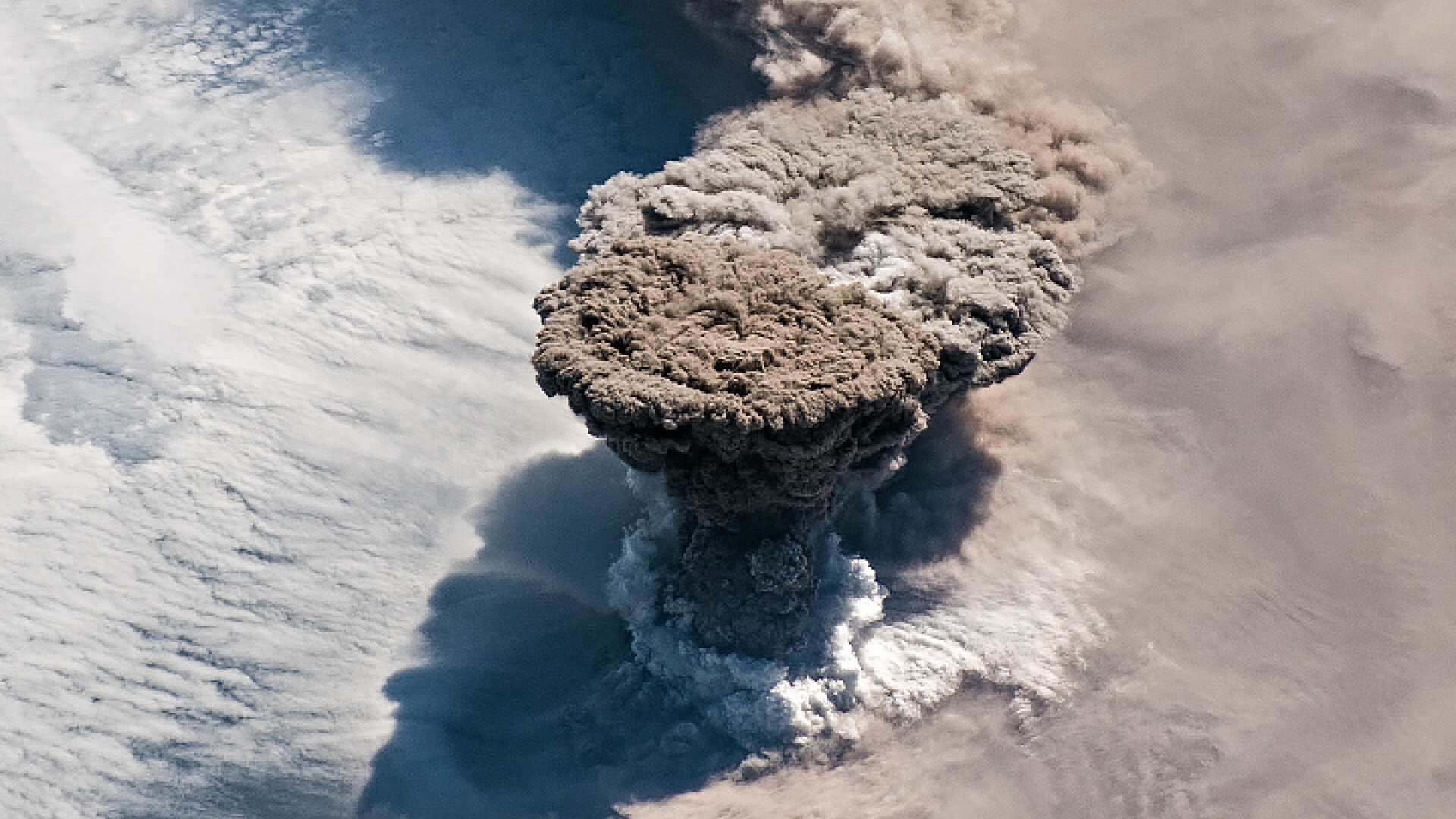 Erupția vulcanului Raikoke