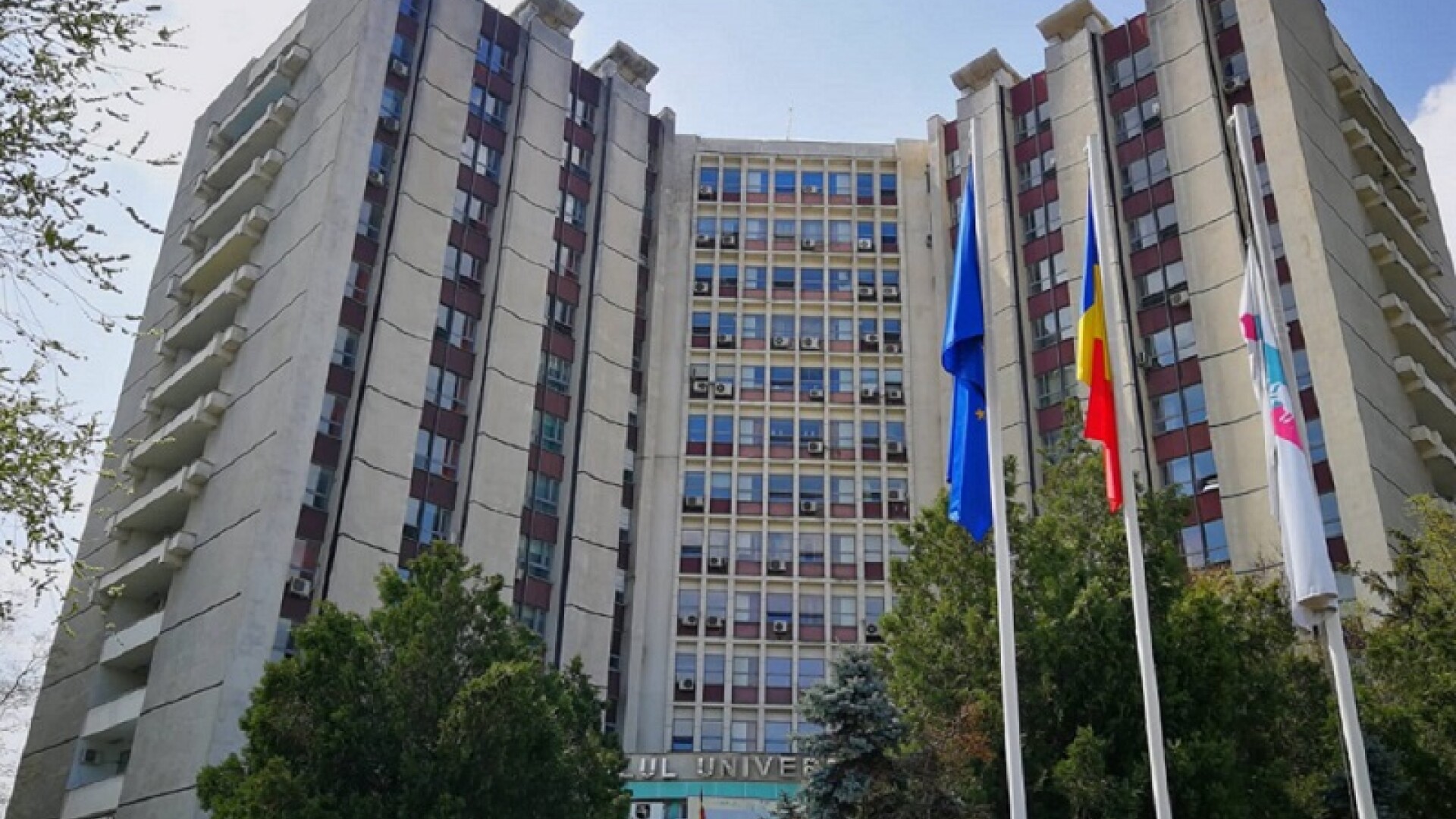 Un tânăr de 22 ani s-a aruncat de la etajul 14 al Spitalului Universitar din București