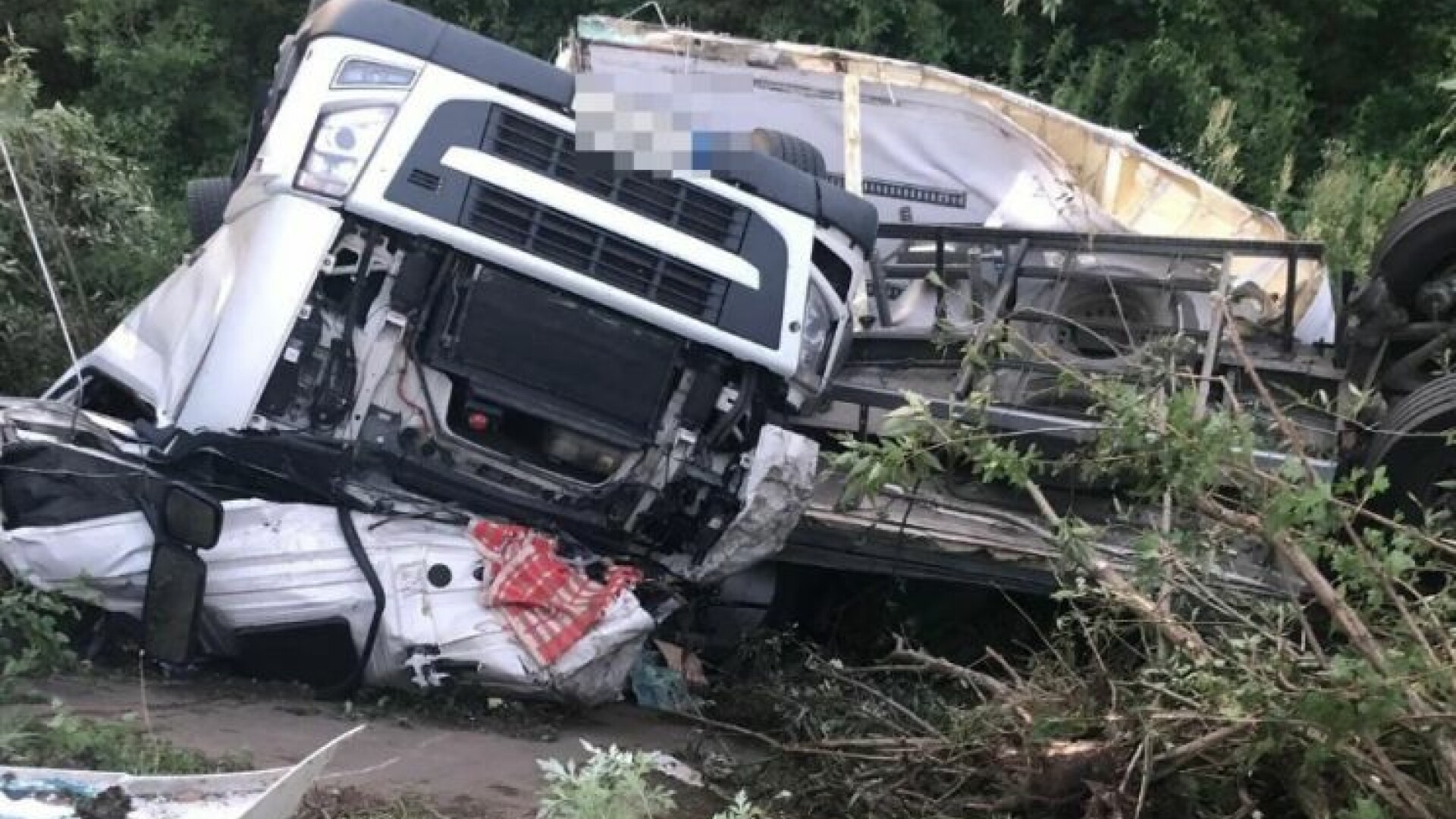 Un TIR plin cu 20 de tone de ciocolată a căzut în râul Olt