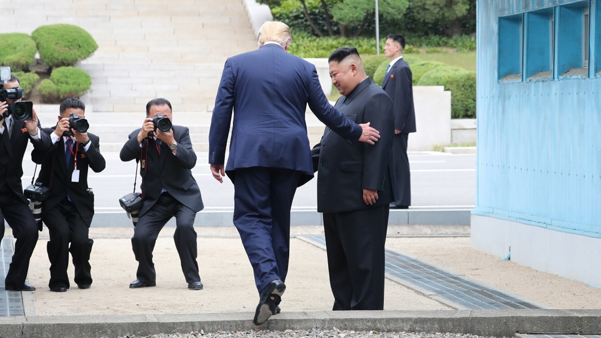 Donald Trump, primul preşedinte SUA care calcă pe pământ nord-coreean