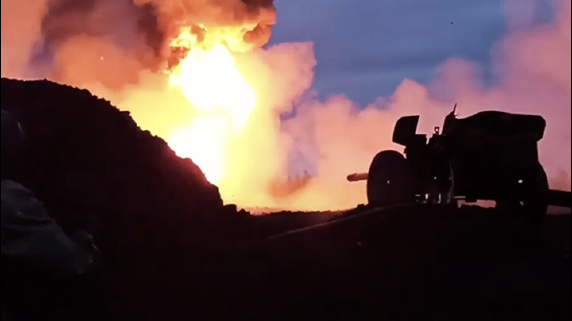 Cum au stins rușii un incendiu cu salve de tun anti-tanc. Imagini spectaculoase