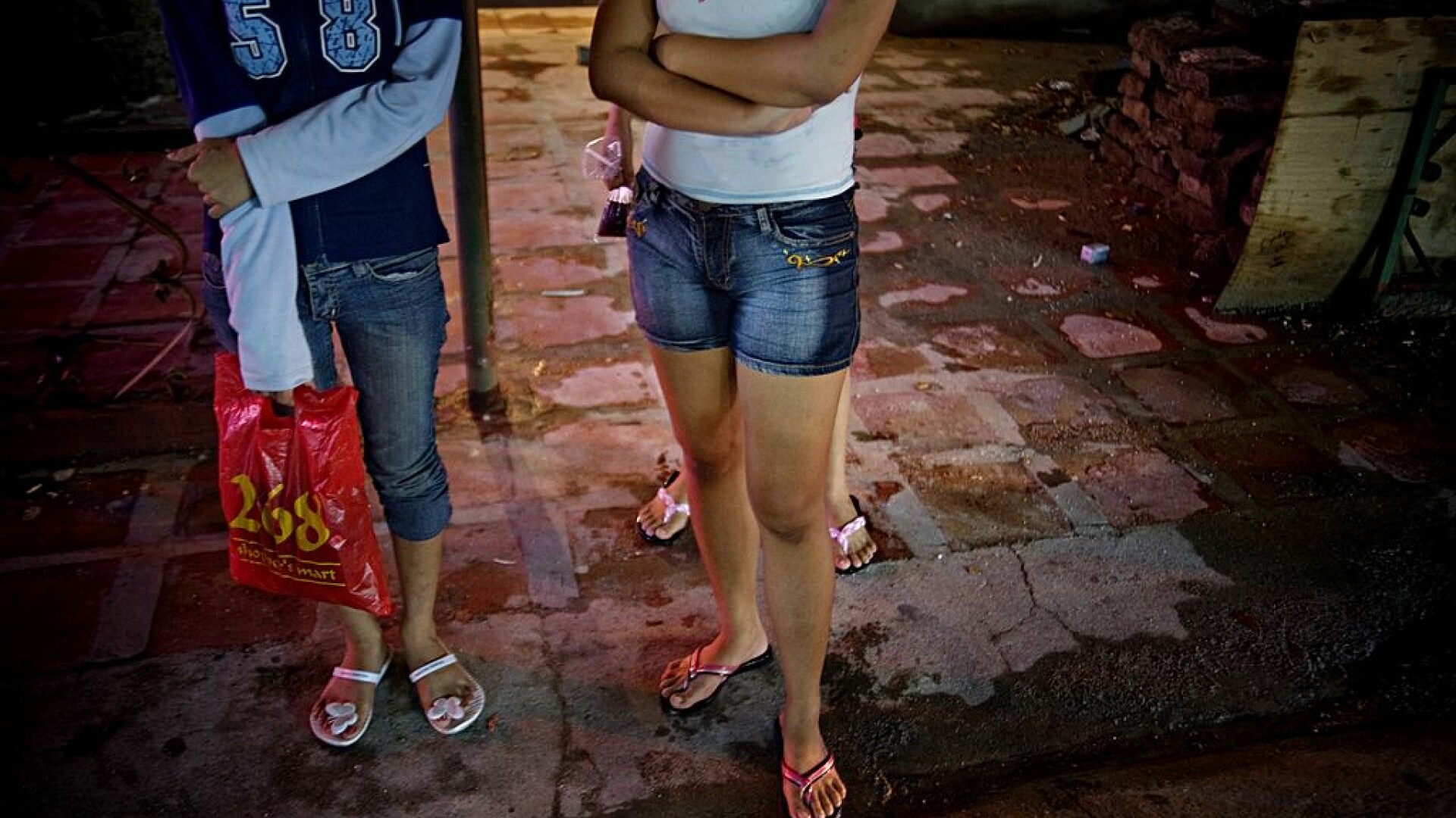 Abuzuri îngrozitoare: copilă de 14 ani, obligată să se prostitueze 19 ore pe zi. Proxeneții au fost lăsați în libertate