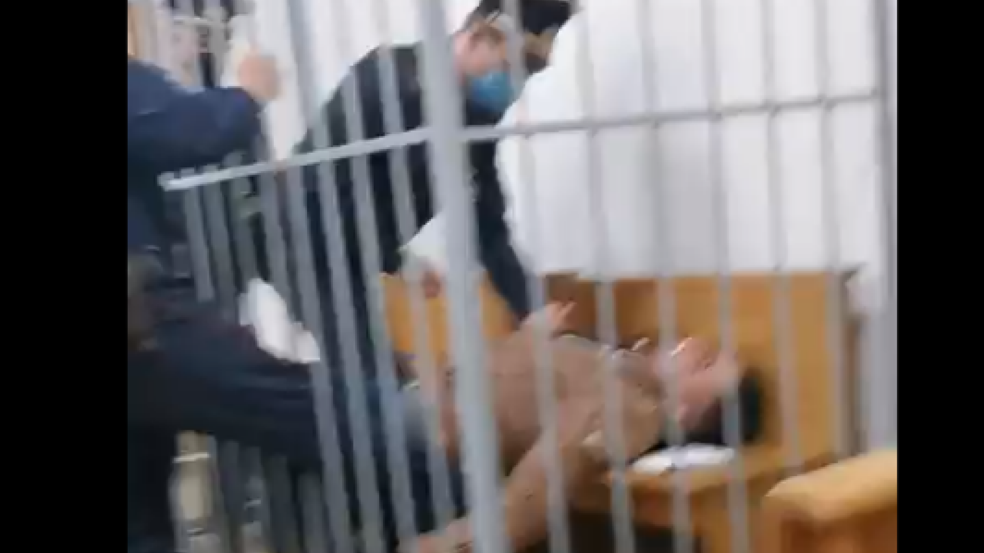Un opozant din Belarus, Stepan Latypov, s-a înjunghiat în gât în timpul procesului său