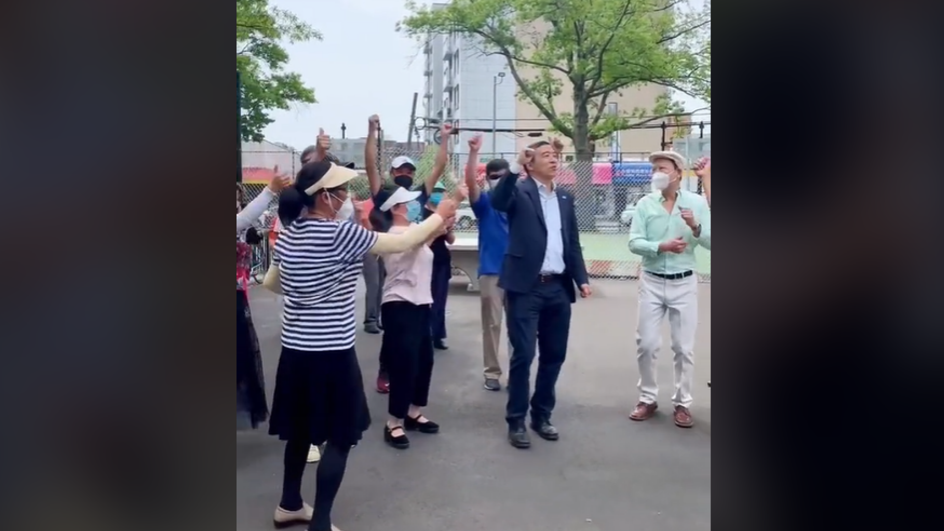 Un candidat la Primăria New York dansează pe manele alături de susținătorii săi