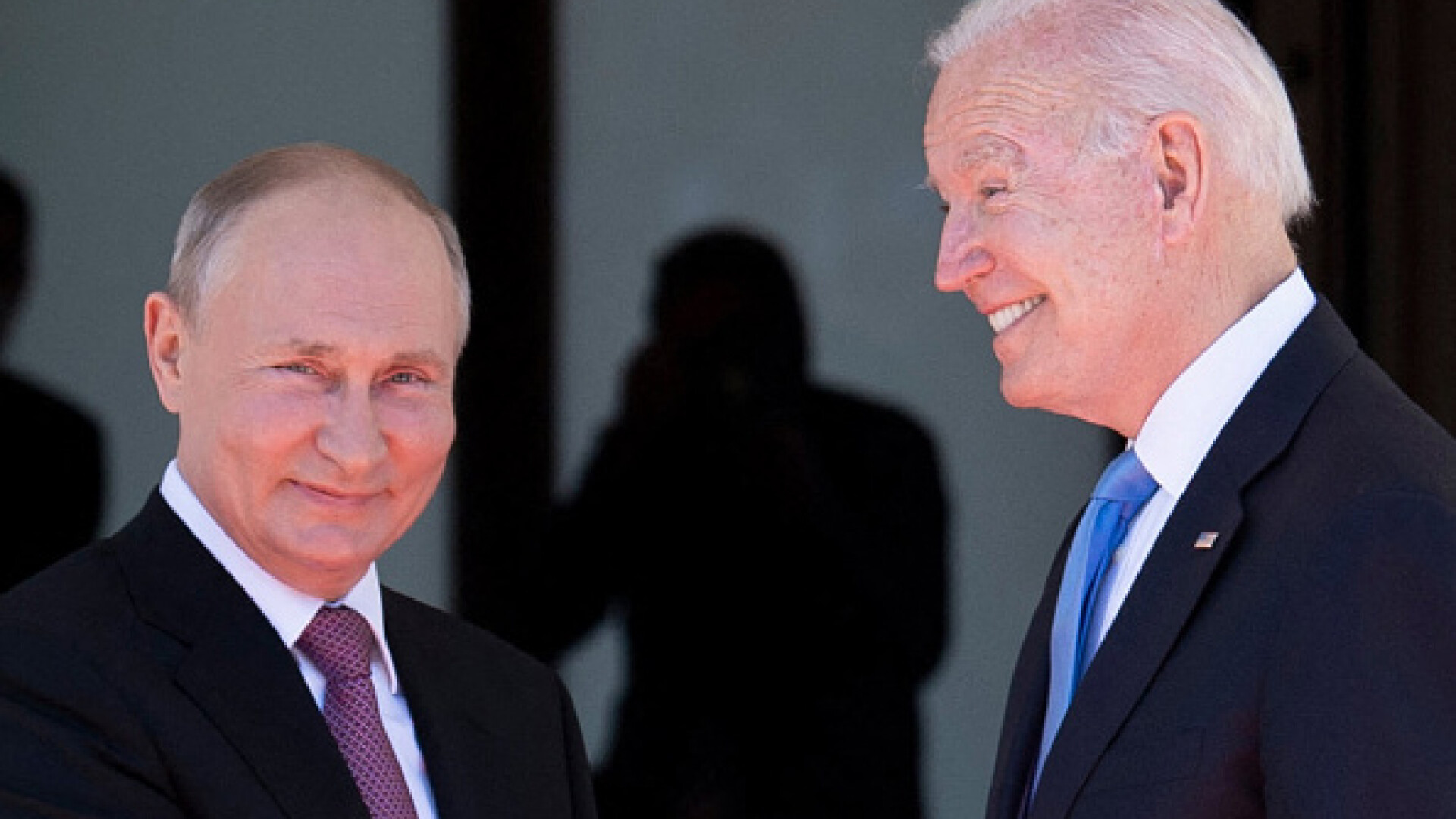 Joe Biden i-a oferit cadou lui Putin o pereche de ochelari de aviator şi o sculptură din cristal