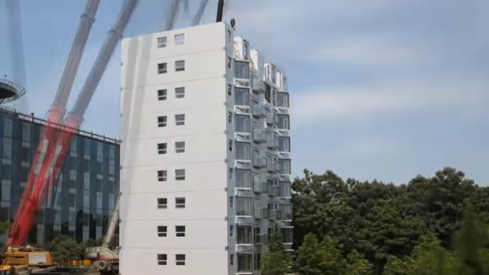 O firmă din China a construit un bloc de 10 etaje, complet finisat, în 28 de ore și 45 de minute VIDEO