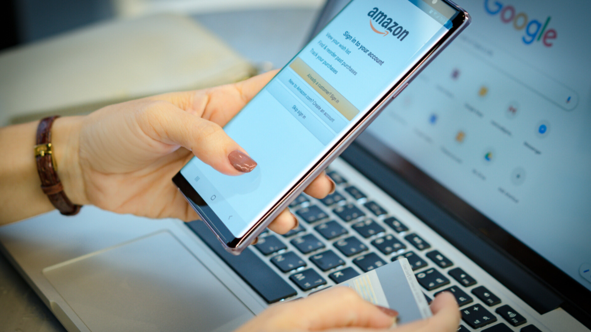 Amazon și Google, anchetate de protecția consumatorilor după recenzii false de cinci stele
