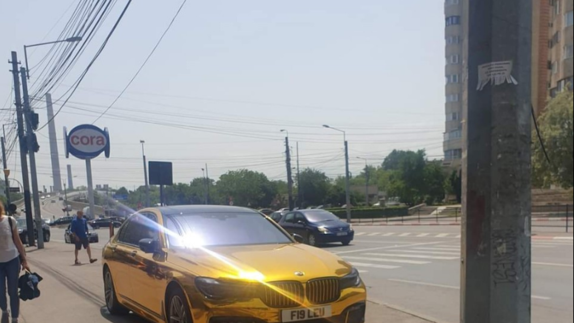 BMW-ul ”de aur” din Constanța ridicat pentru parcări neregulamentare s-a întors și a parcat pe același loc