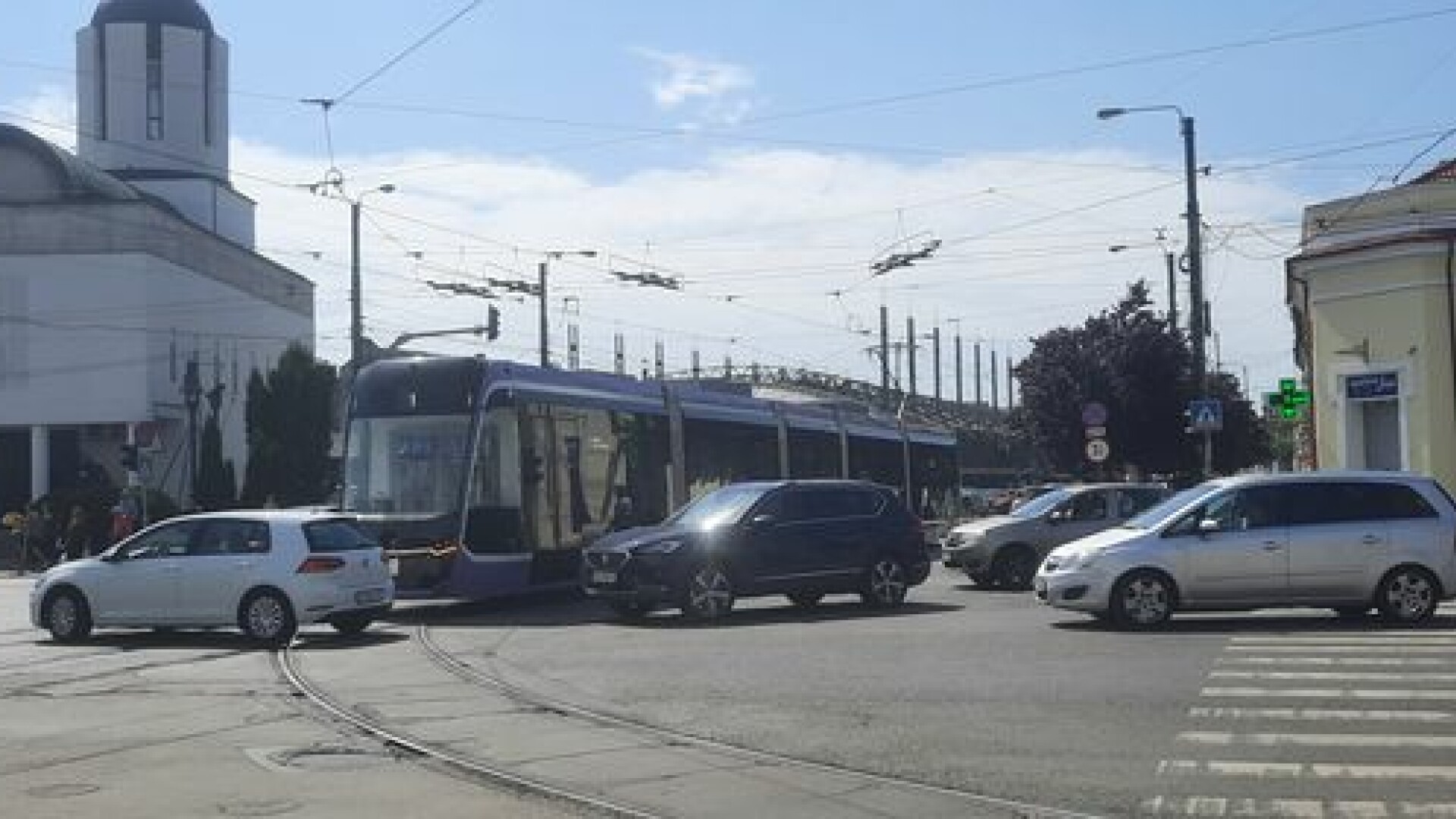 Cel mai modern tramvai din lume, de 2 milioane de euro, a rămas blocat într-o intersecție, în prima sa cursă în Timișoara