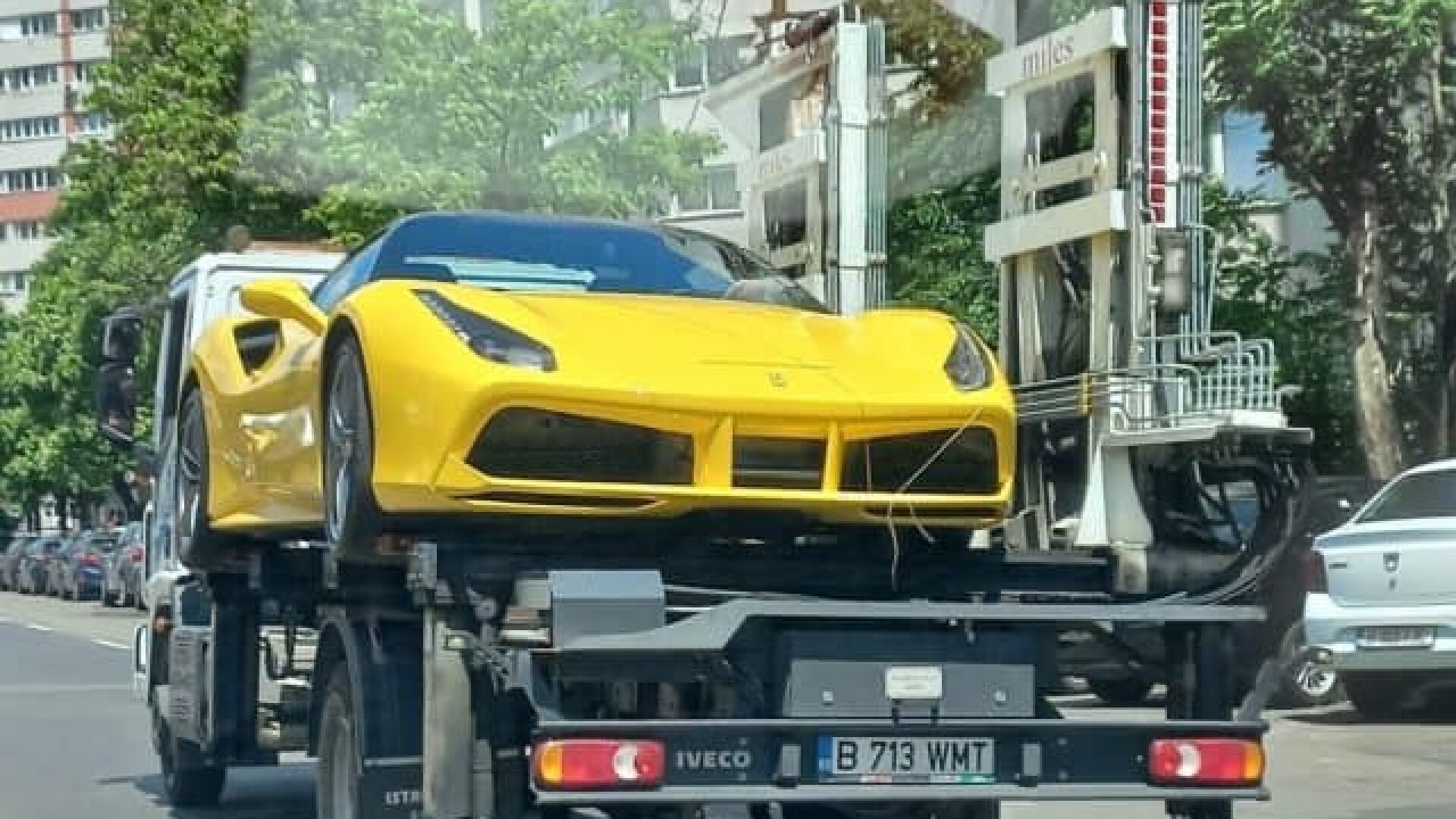 Ferrari parcat pe trecere de pietoni, ridicat de Poliția locală sector 1, a anunțat Clotilde Armand