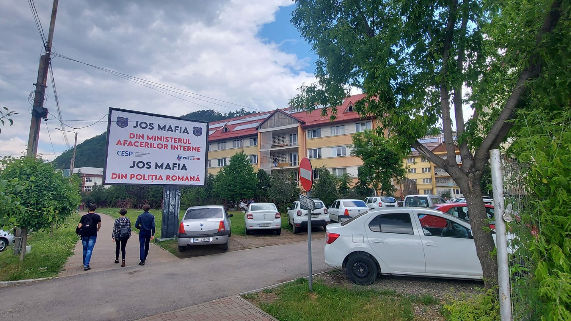 Panou stradal cu mesajul „Jos Mafia din Poliţia Română!“, în fața IPJ Neamț. Ironic, a fost dat jos după amenințări