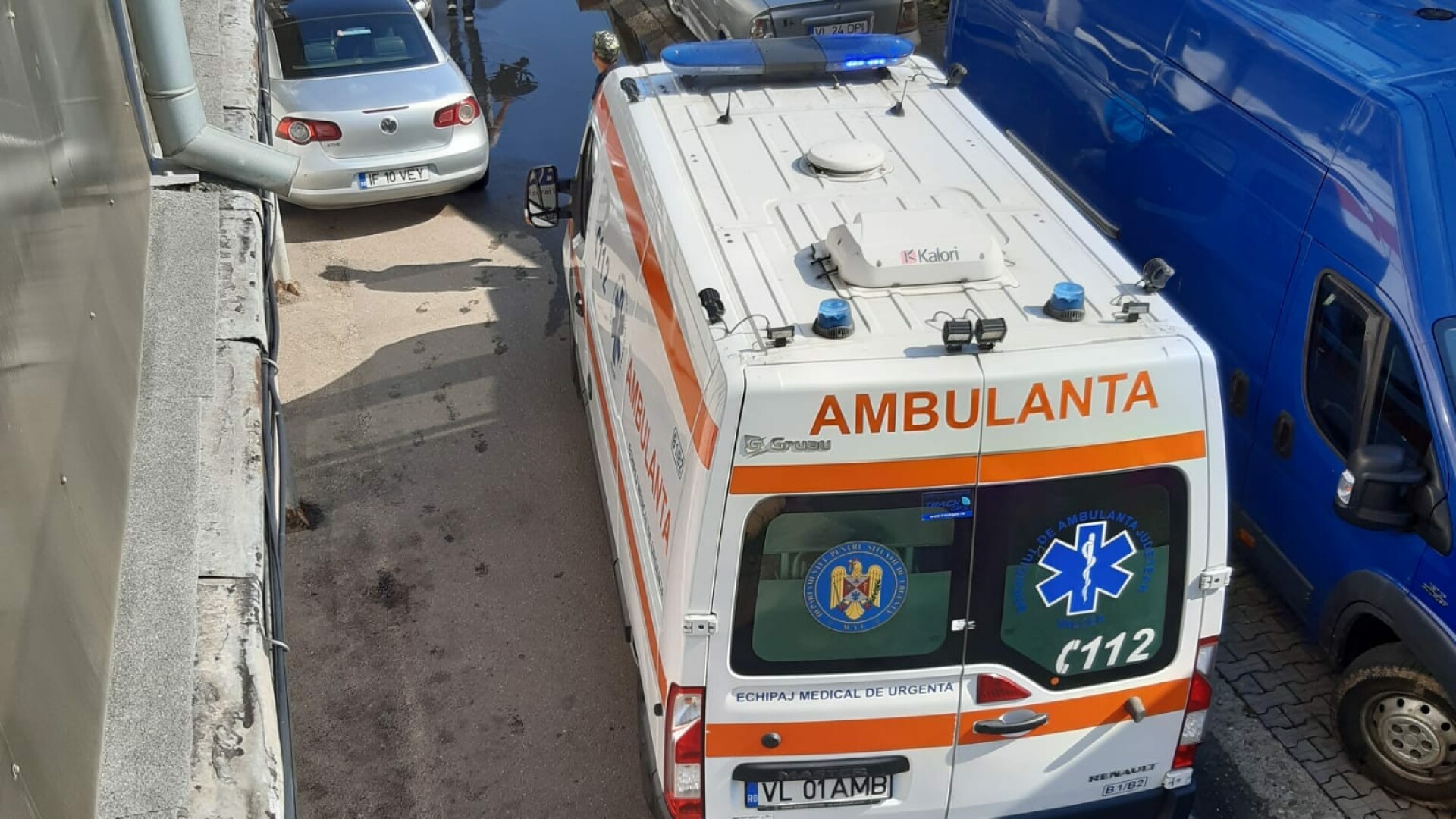 Ambulanță blocată în Drăgășani de mașinile parcate ilegal: ”Nesimțirea ucide”. Ce s-a întâmplat cu pacientul