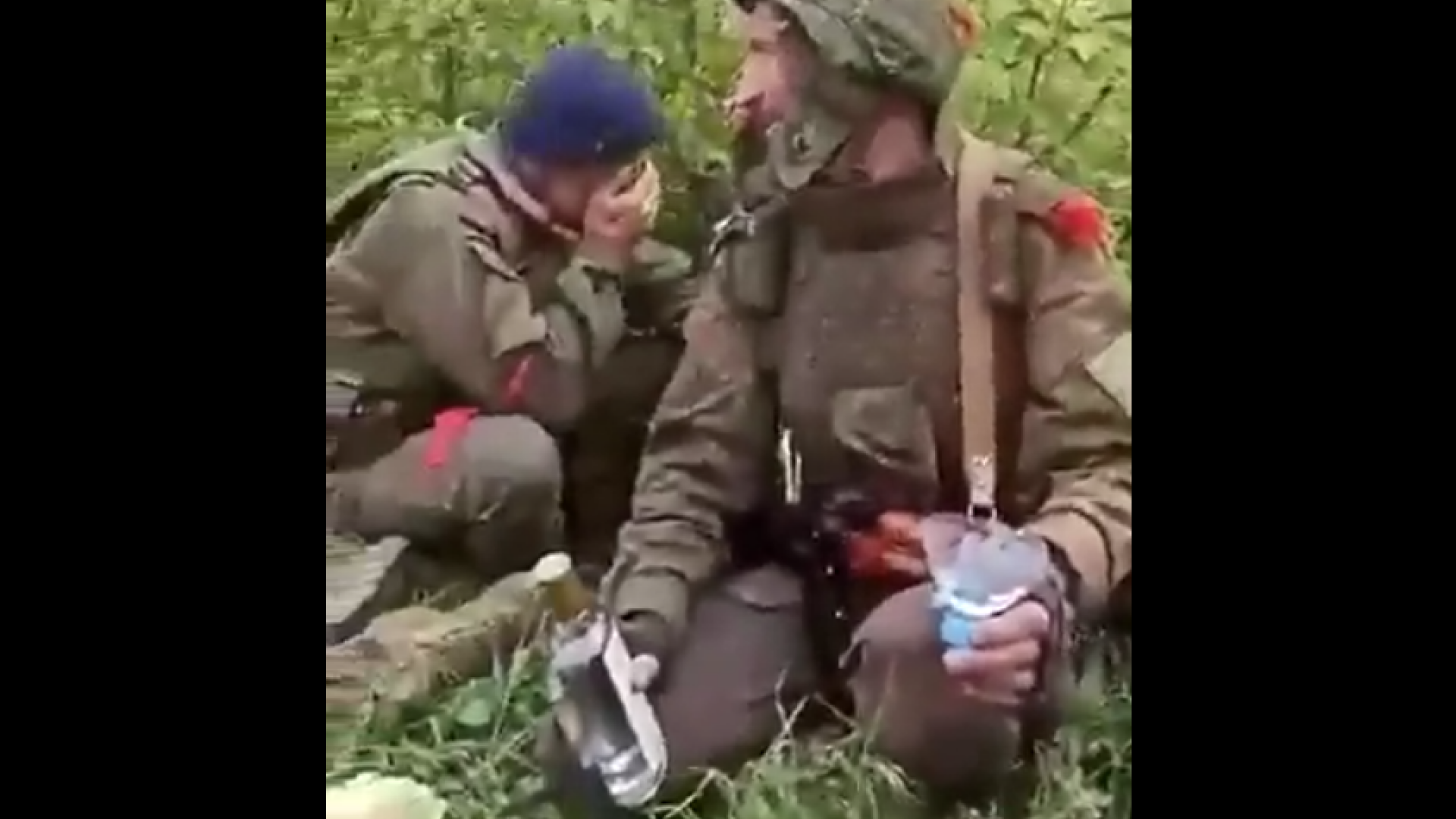 VIDEO Mai mulți soldați ruși s-au filmat în timp ce beau votcă, lângă un lansator de rachete antitanc