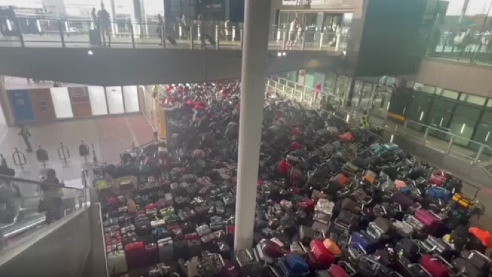 Covor de bagaje abandonate pe aeroportul Heathrow din Londra. Cum s-a ajuns la această situație