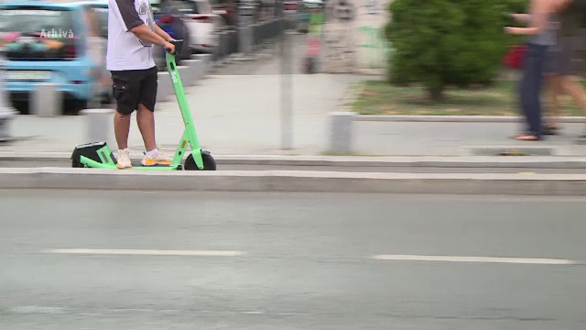 Jandarmii au prins o femeie care tăia frânele unei trotinete electrice. Incidentul a avut loc în Centrul Vechi al Capitalei