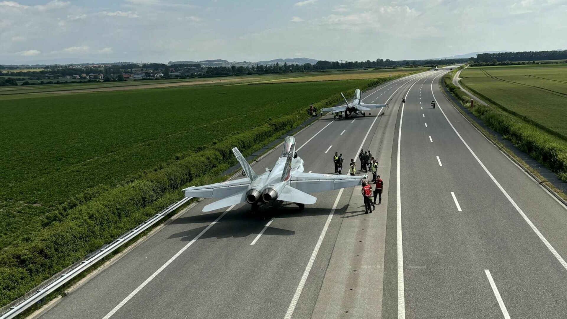 Avioane de vânătoare au aterizat pe o autostradă din Elveția. S-a mai întâmplat asta în 1991