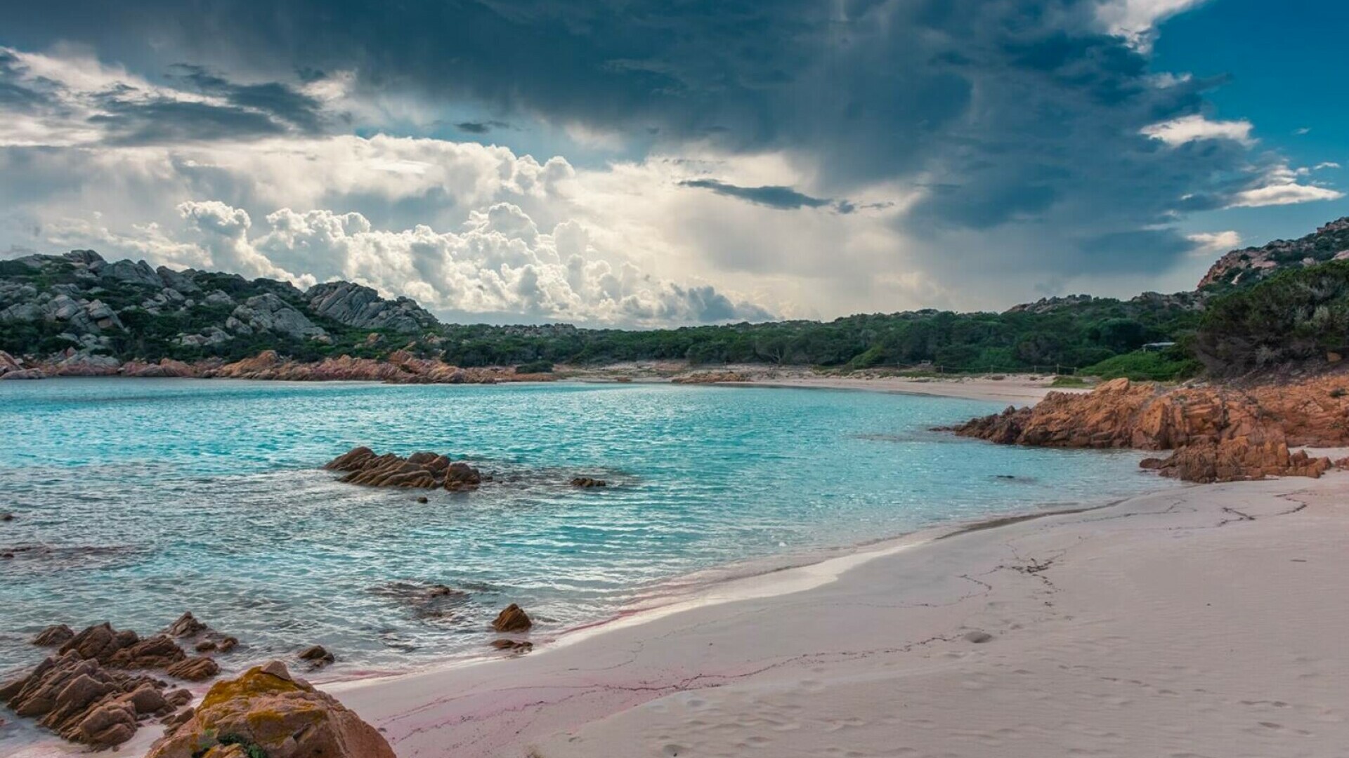 plajă cu nisip roz